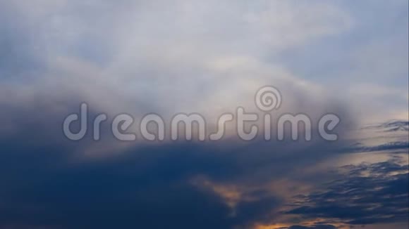 日落时分飞云消逝夕阳的光芒透过云大自然的景象4K视频的预览图