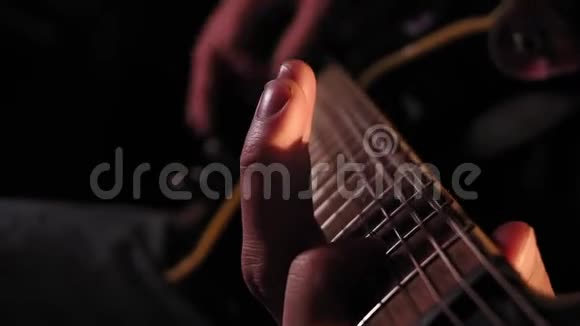 年轻人弹电吉他选择性聚焦家庭音乐室摇滚音乐室视频的预览图