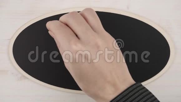 俯视图一位妇女用白色粉笔在黑板上写开放词的平躺姿势视频的预览图