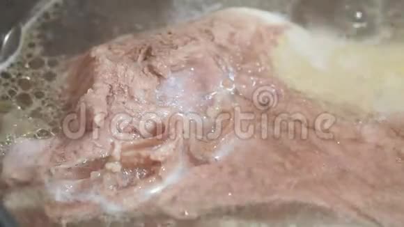 煮牛肉特写骨头上的肉在汤锅里煮煮热水视频的预览图