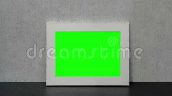 白色相框与绿色中间反射黑桌视频的预览图