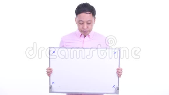 穿着衣服的日本商人拿着白板得到坏消息视频的预览图