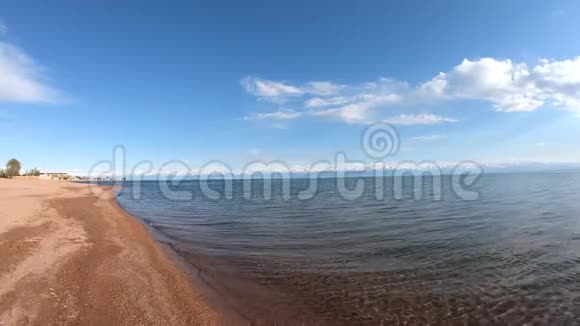 湖滨美丽的碧水吉尔吉斯斯坦自然背景视频的预览图