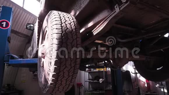 汽车在服务站汽车修理在汽车修理店视频的预览图