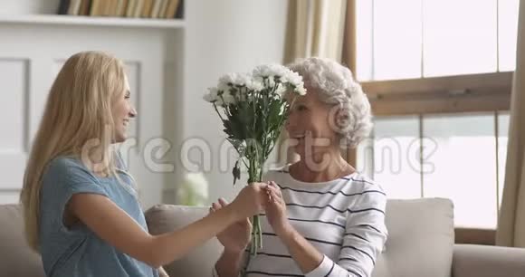 成年女儿献花祝贺拥抱老母亲画像视频的预览图