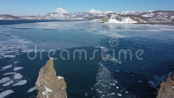 从无人机摄像机上看到的海洋的冰和水视频的预览图