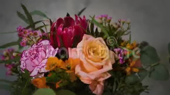 特写镜头以专业人士创造的最小细节展现牡丹玫瑰和其他花朵的所有光彩视频的预览图