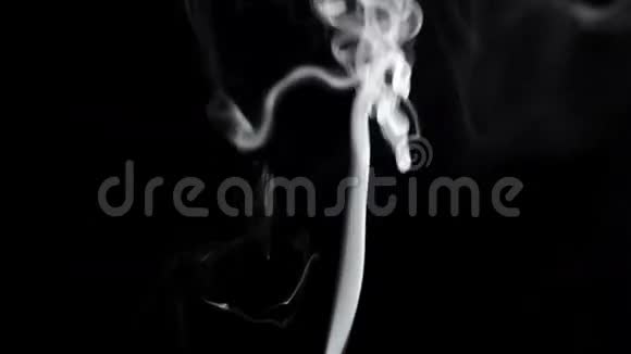 黑色背景上的薄烟视频的预览图
