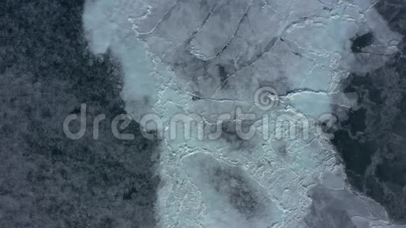 从无人机摄像机上看到的海洋的冰和水视频的预览图