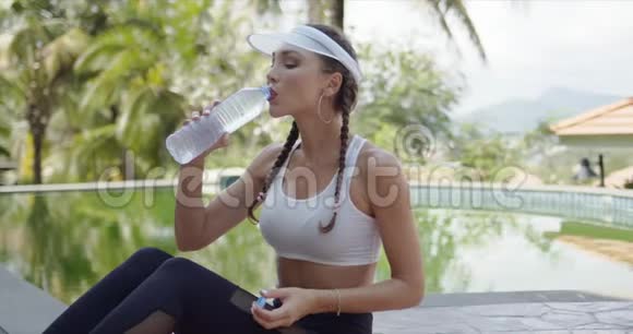 运动的女性在锻炼时喝水视频的预览图