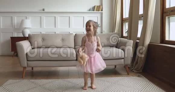 快乐有趣可爱的小女孩独自在家跳舞视频的预览图