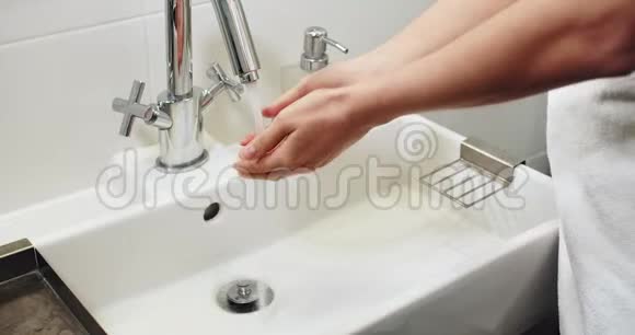在脸盆里洗手视频的预览图