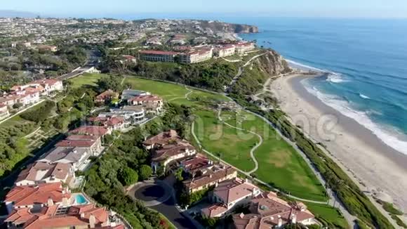 加州盐溪和帝王海滩海岸线的鸟瞰图视频的预览图