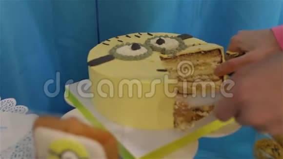幼儿生日蛋糕切视频的预览图