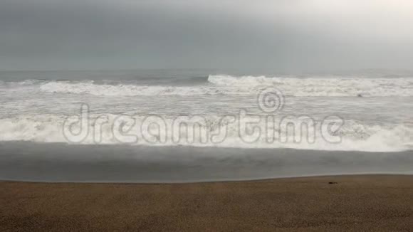 海浪风和泡沫的海岸线上汹涌的大海视频的预览图