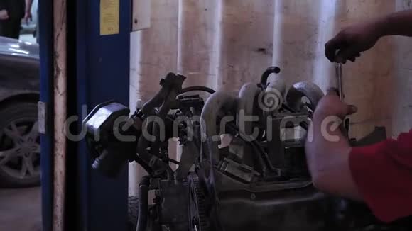 汽车修理工在汽车修理厂修理汽车发动机维修服务视频的预览图