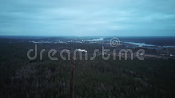 鸟瞰观察塔老杜巴卡尔努沙夸里在城市奥格雷拉脱维亚旭日蓝山自然公园视频的预览图