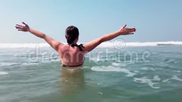 在海里或海里洗澡的漂亮女人在热带避暑胜地游泳的旅游妇女那个女孩是视频的预览图