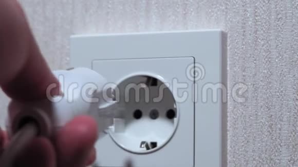 主拔出插座电线中的电气插头视频的预览图