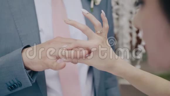 一个女孩把戒指戴在她爱人手指上双手合拢视频的预览图