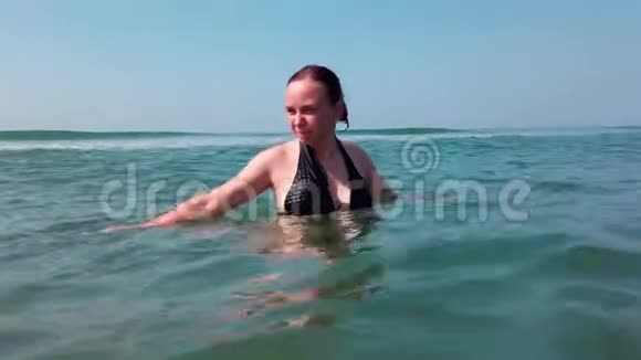 在海里或海里洗澡的漂亮女人在热带避暑胜地游泳的旅游妇女那个女孩是视频的预览图