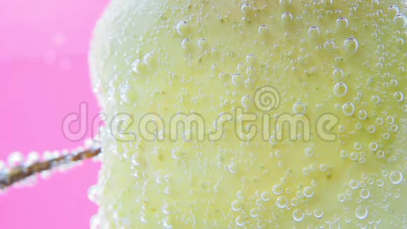 表面黄苹果带一滴水水下宏观视频的预览图
