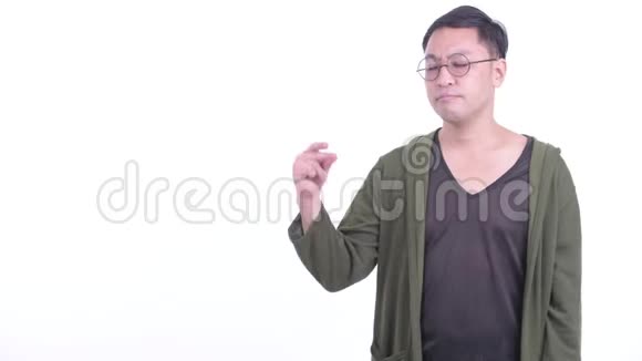 戴着眼镜的日本男人伸出手指竖起大拇指视频的预览图