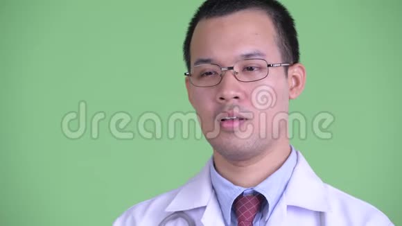带眼镜的快乐亚洲男医生特写镜头视频的预览图