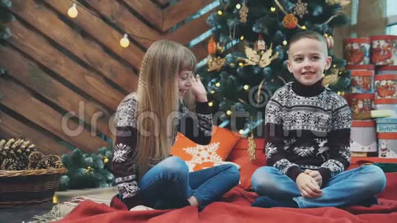 慢动作4k视频孩子们在圣诞树下等待圣诞老人时给他们击掌视频的预览图