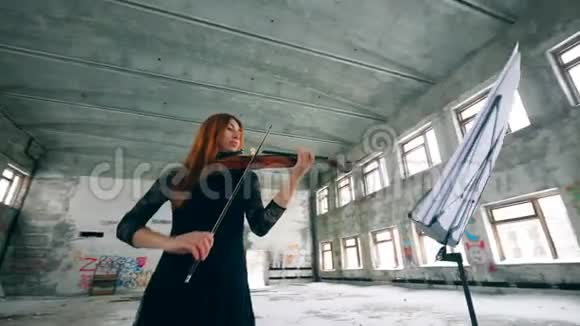 女小提琴手一边演奏一边看着音乐架视频的预览图