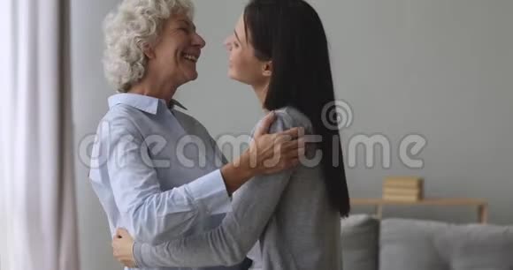 幸福的两代女性家庭拥抱亲情视频的预览图
