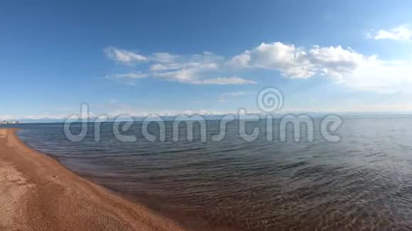 湖滨美丽的碧水视频的预览图