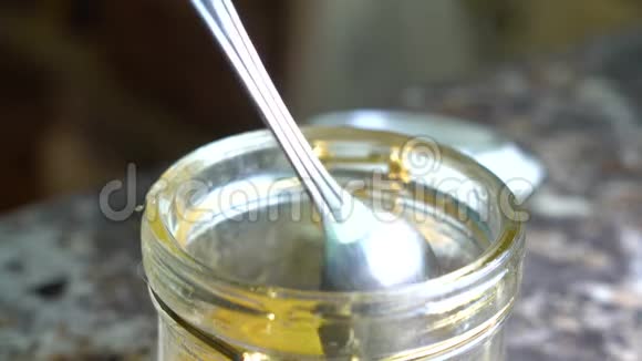 从蜂蜜罐里用勺子舀蜂蜜视频的预览图