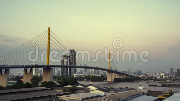 泰国曼谷Rama9桥位置的ChaoPhraya河大桥上昼夜不停视频的预览图