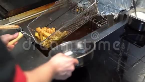 准备好的零食从油炸锅里溢出快餐视频的预览图