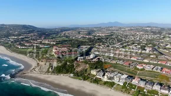 加州盐溪和帝王海滩海岸线的鸟瞰图视频的预览图