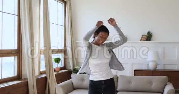 无忧无虑喜出望外的非洲女人独自在家跳着舞视频的预览图
