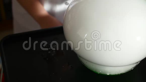 化学白气泡膨胀和破裂白雾消散在桌子和灯泡上进行实验视频的预览图