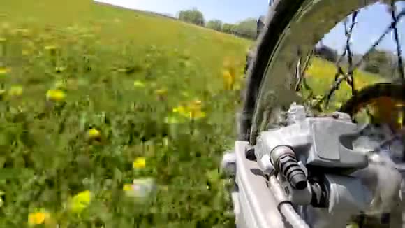 花田摩托车越野车后轮及发动机的特写视频的预览图
