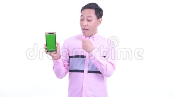 快乐的日本商人展示电话并竖起大拇指视频的预览图