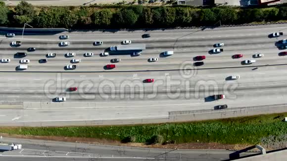 美国加利福尼亚州戴蒙德酒吧城公路车辆移动鸟瞰图视频的预览图