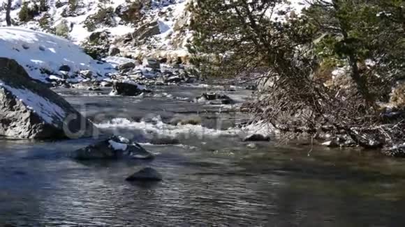 白雪皑皑的比利牛斯山脉中的河流视频的预览图