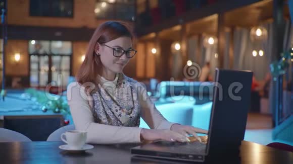 远程工作年轻成功的女员工戴眼镜在笔记本电脑上工作很高兴视频的预览图
