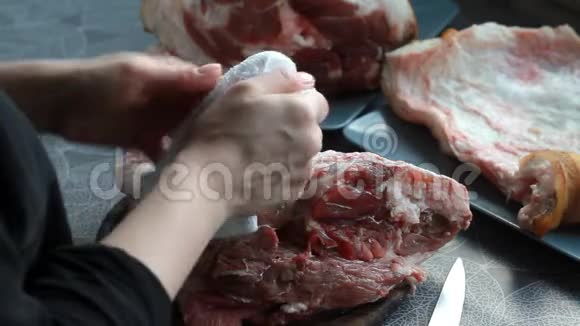 一步一步的食谱猪指关节女厨师分离肉与骨生酮饮食低碳水化合物饮食选择性集中视频的预览图
