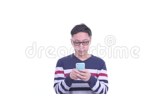快乐的日本时髦男人用电话看起来很惊讶视频的预览图