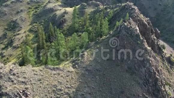 空中摄影无人机飞越岩石山体景观4k视频的预览图