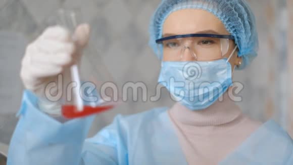 一位医生正在实验室里寻找冠状病毒疫苗视频的预览图