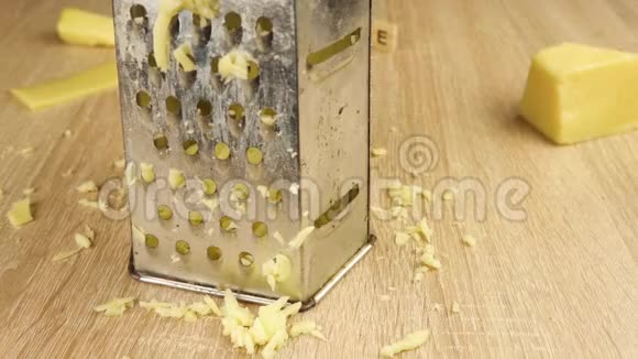 粗糙的奶酪在烤炉上摩擦视频的预览图