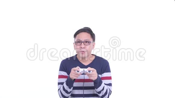 快乐的日本嬉皮士脸戴眼镜玩游戏视频的预览图