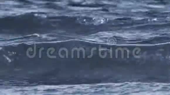 暗波汹涌的大海纷纷逃离严酷的海景无尽的水空间快关门视频的预览图